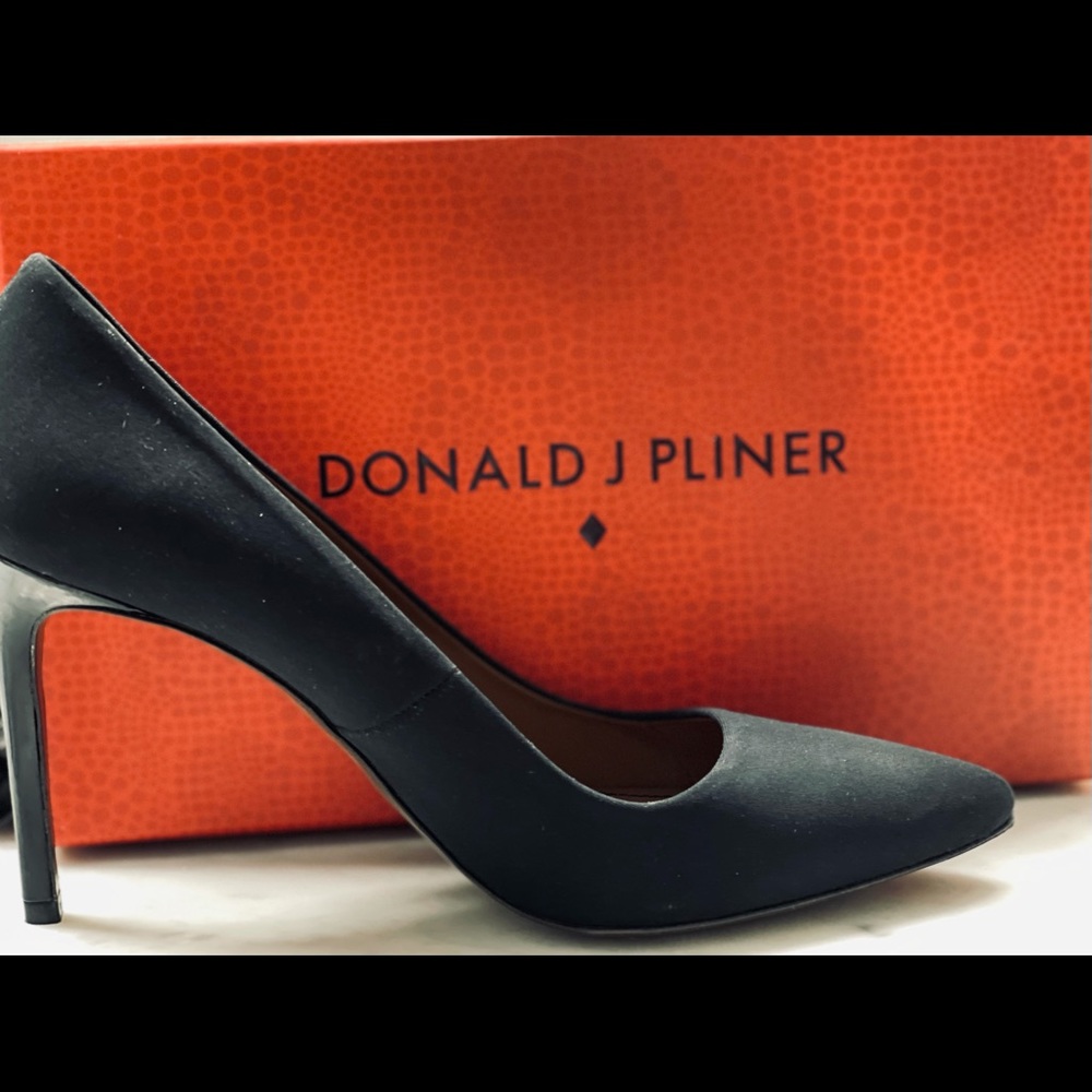 Donald J. Pliner 9.5m high heels. Phillo-D style. New in box. Leather soles